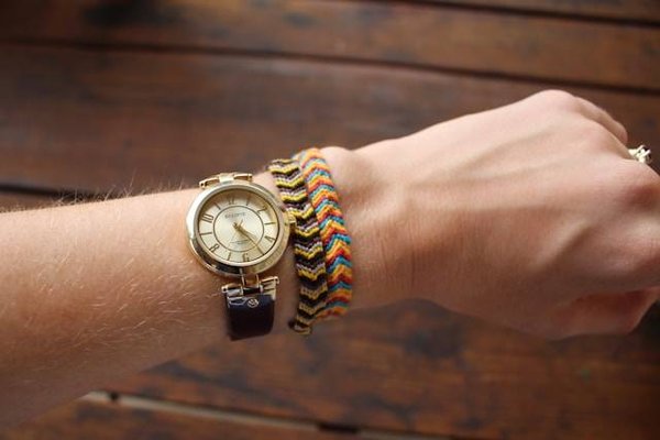 Comment créer votre propre bracelet en tissu multicolore : Un guide étape par étape